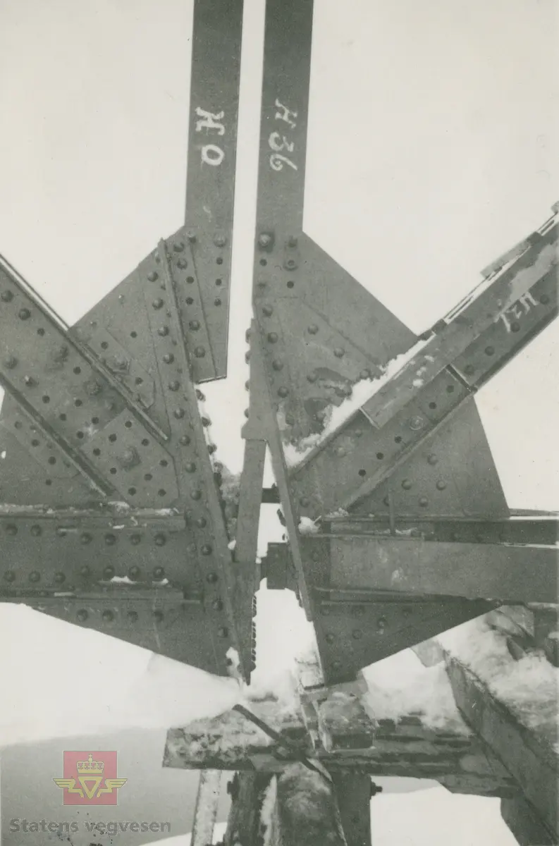 Vingnesbrua under oppbygging 17.02.1934. Bilde av et naglet knutepunkt.