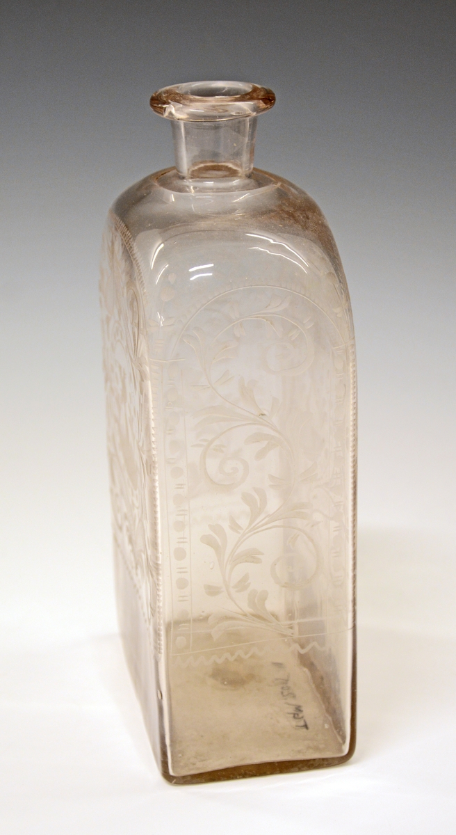 Stor glassflaske av typen kantineflaske. Gravert. Hurdal eller Gjøvik 1790-1820.