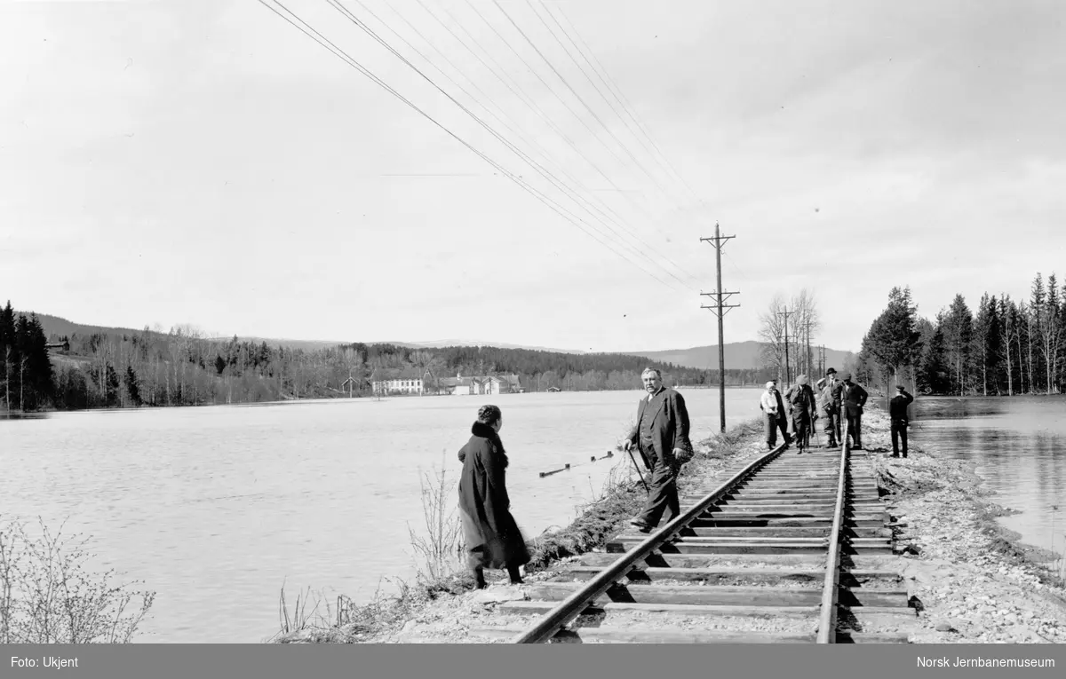 Flommen i 1934 : vannet nærmer seg jernbanelinjen i Østerdalen