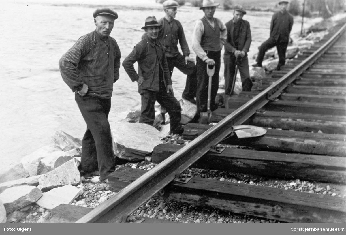 Flommen i 1938 : banearbeidere sikrer jernbanelinjen ved Vinstra