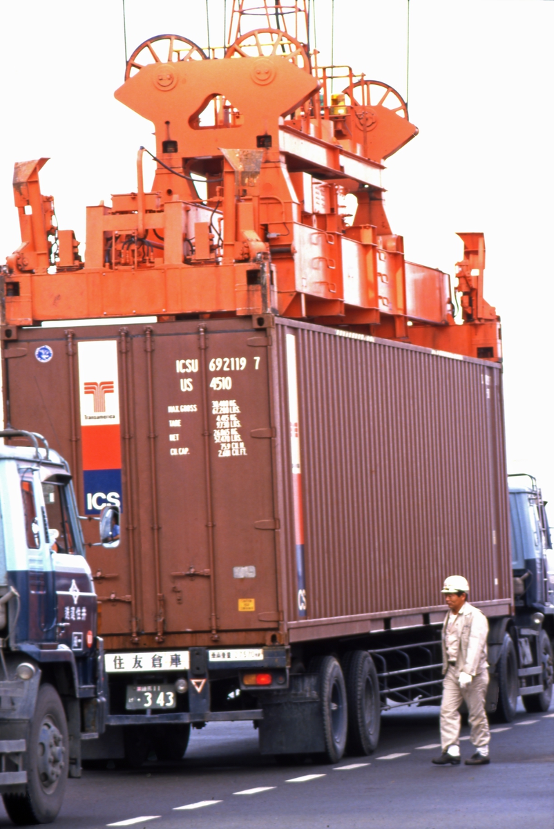 Containere lastes på lastebil i Tokyo.