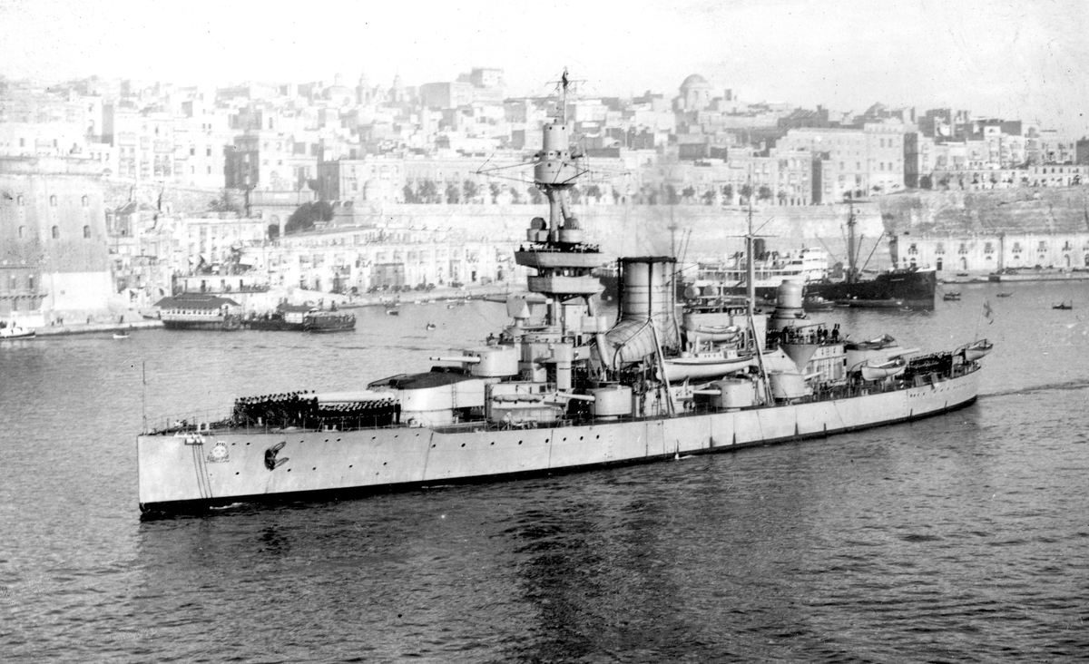 Skeppsgossekåren Minnen från 1927-30
Insegling till Lavalletta Grand Harbour, Malta. Pansarskeppet HMS Gustaf V.
