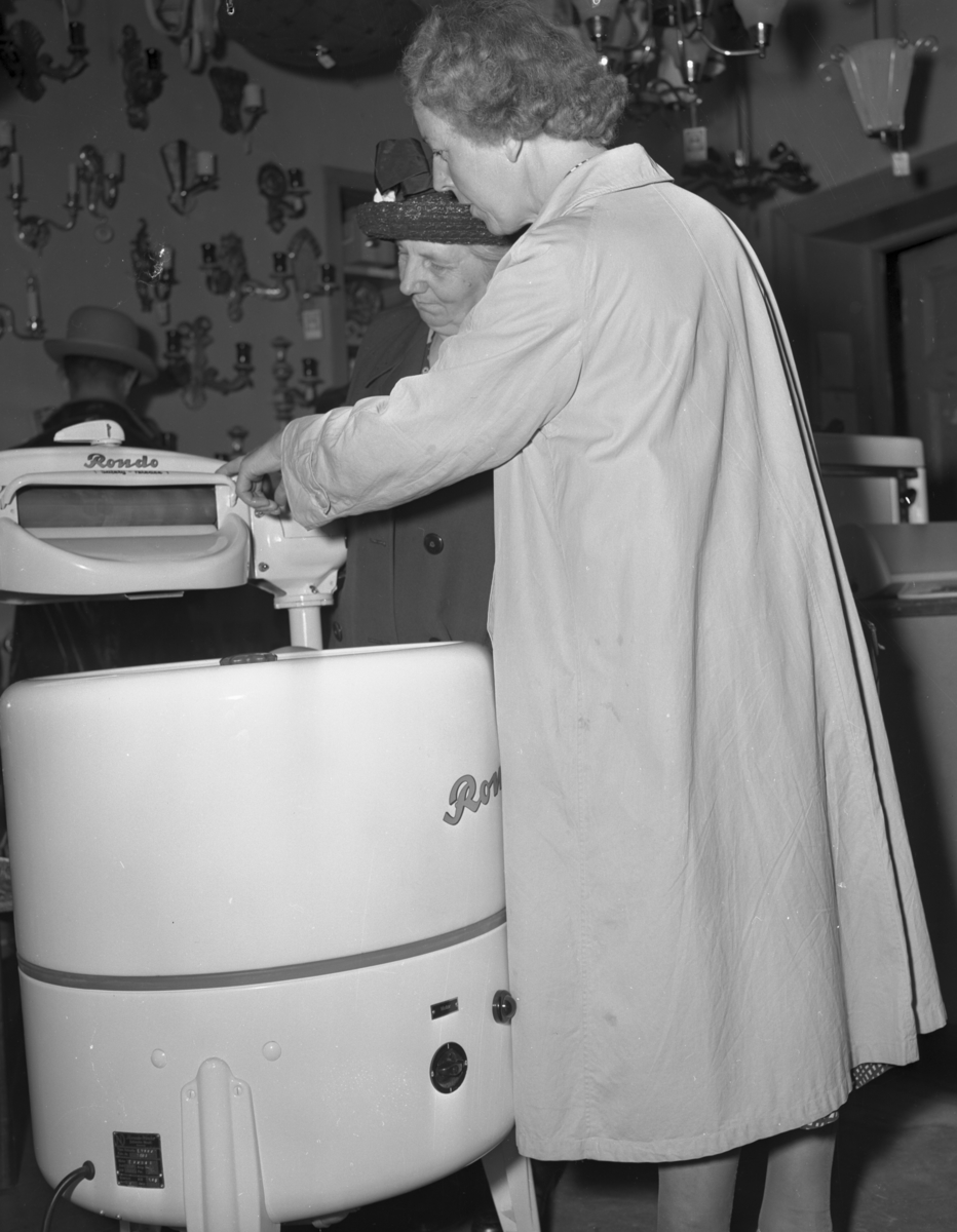 Vardens arkiv. "To damer ved vaskemaskin" 16.07.1953