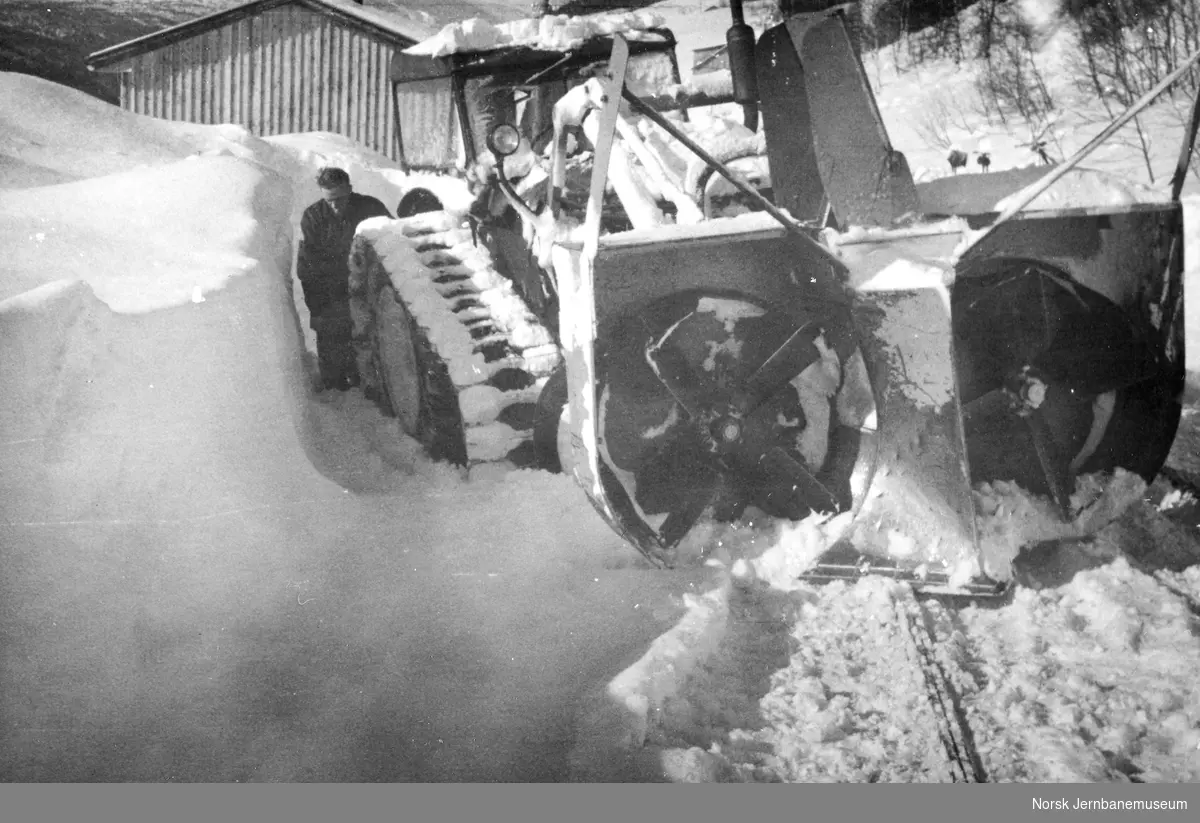 Snørydding i Hamar distrikt med Bolinder traktor med snøfreser