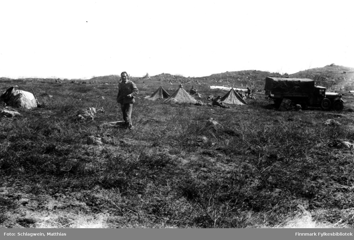Tyske soldater øver i Kirkenes-fjellet eller lenger øst mellom Petsamo og Litsa? Leir med telt og lastebil.