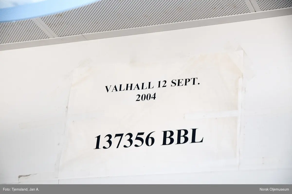 Dette oppslaget med produksjonsrekorden på hele 137356 fat med olje ble satt på Valhallfeltet den 12.09.2004, og henger i kontrollrommet på PCP (process and compression platform).