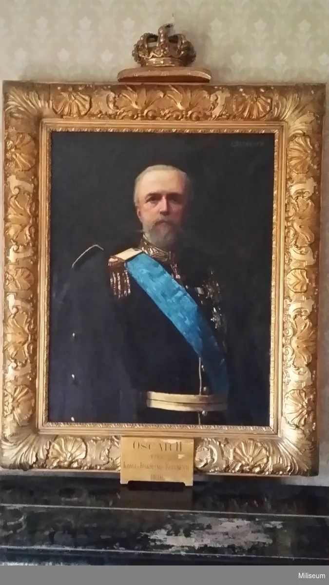 Porträtt av Oscar II i olja och förgylld träram med kunglig krona. Original av C Bernhard.