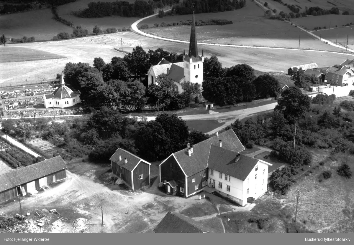 Flybilde over Norderhov prestegård og Norderhov kirke. Det gamle gravkapellet