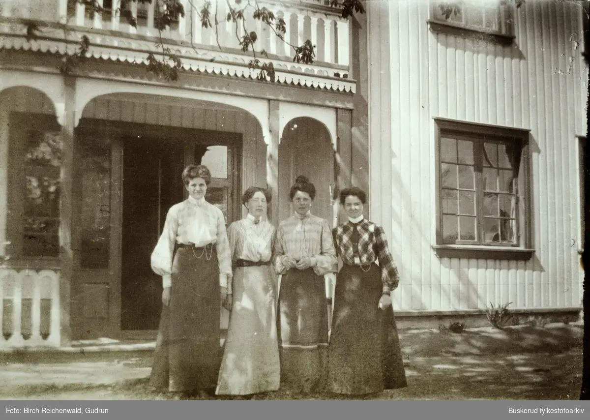 4 kvinner foran hovedinngangen til prestegården
Gudrun Birch Reichenwald og  Tora Færden 


fra Album postiv