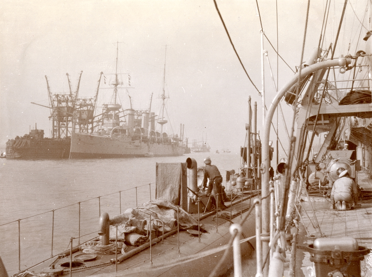 Till vänster Temperley Patent förankrad i Portsmouth hamn, med en brittisk kryssare av Eclipse-klass förtöjd längs sidan. Ubåten Hvalen låg i Portsmouth mellan den 9-19 september 1909.