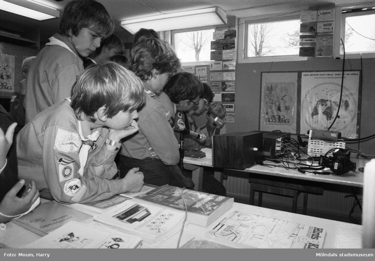 Scouter från Annestorpsdalens scoutkår i Lindome deltar i Jamboree on the air, JOTA, år 1983. "SK6PS calling. Hur blir det med förbindelsen?"

För mer information om bilden se under tillägginformation.