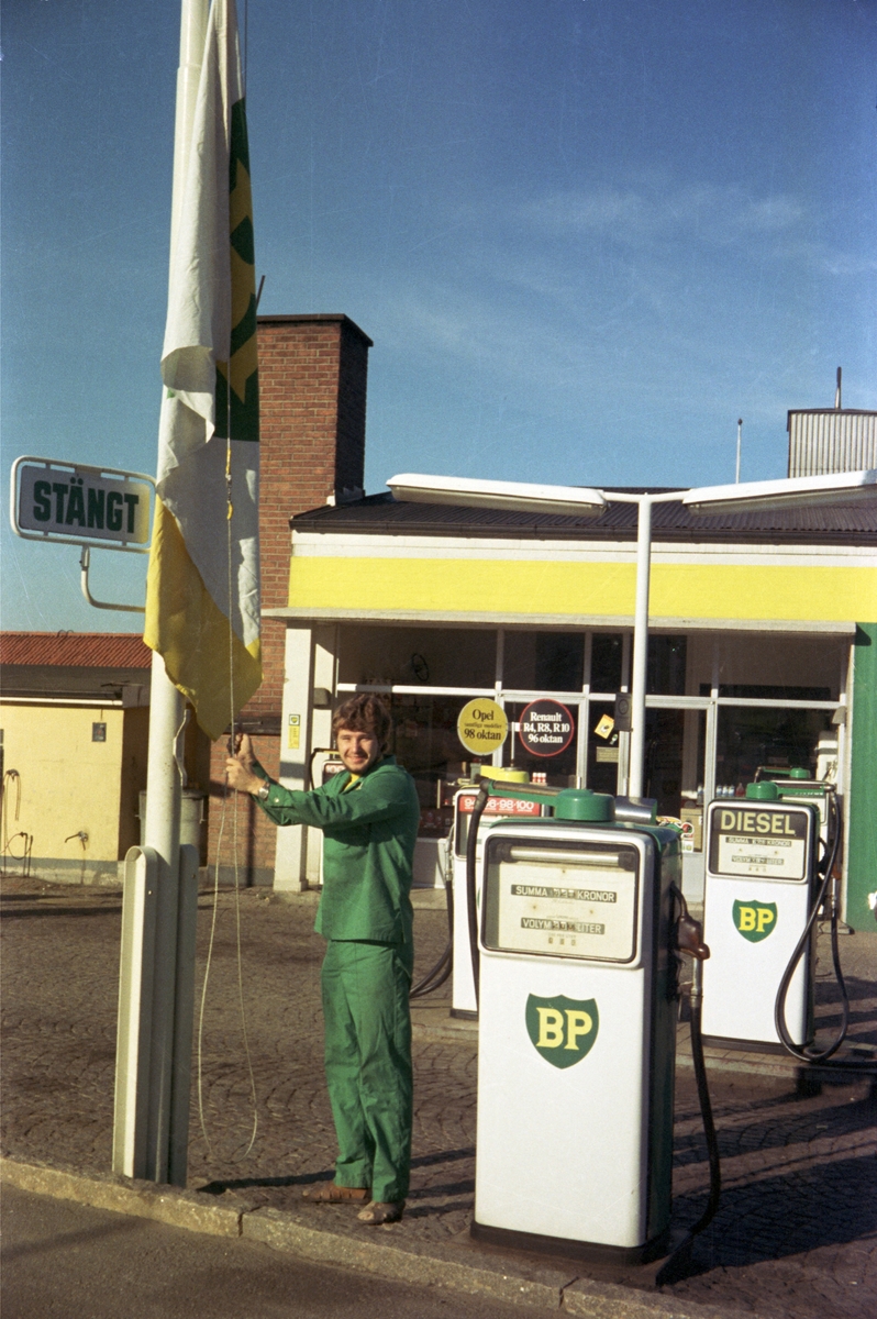 Jahn-Eber Lidin hissar flaggan utanför BP bensinstation, vid Långgatan i Huskvarna, innan macken öppnar.