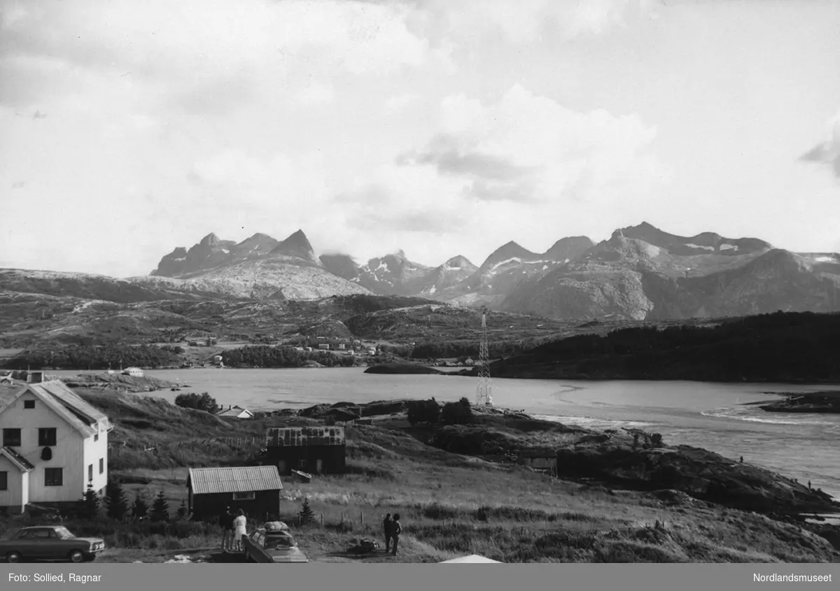 Saltstraumen. Børvasstindene i bakgrunnen, bolighus i forgrunnen ...