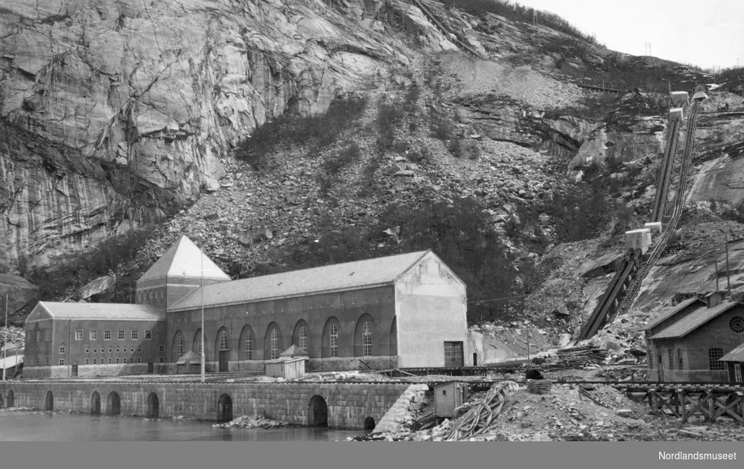 Kraftstasjonen sett fra sjøen. Rørgata. Mai 1928.