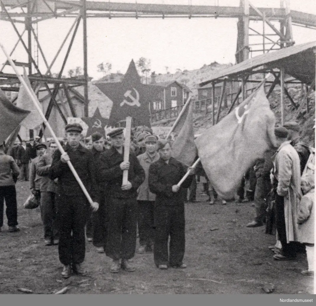 Sovjetiske ekskrigsfanger ned til Finneidkaia. Toldergården kan ses i bakgrunnen