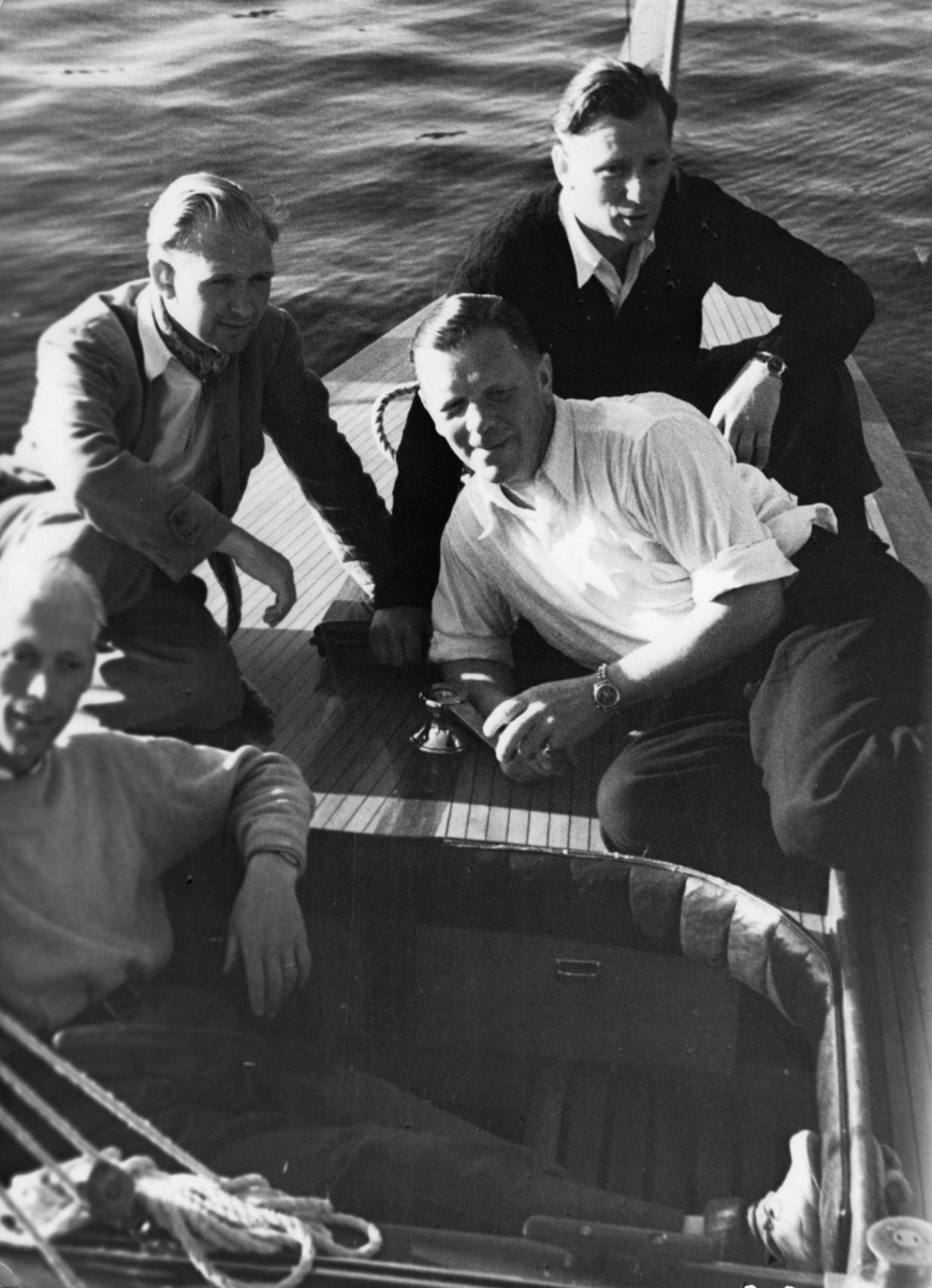 Den segrande besättningen på 30-S177 KORYBANT efter seglingarna om the Marblehead Trophy, Sandhamn 27 juli 1943; fr v t h Ocar Plym, Hans Lindgren, Conny Looft och Nils Nilsson.