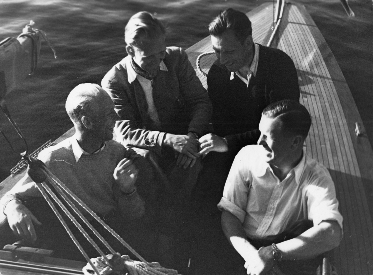Den segrande besättningen på 30-S177 KORYBANT efter seglingarna om the Marblehead Trophy, Sandhamn 27 juli 1943. Fr v t h Ocar Plym, Hans Lindgren, Nils Nilsson och Conny Looft.