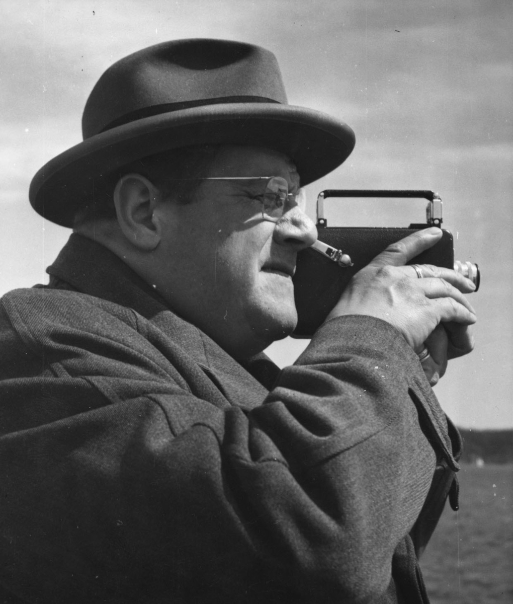 Karl A, Wessblad (redaktör för Teknisk Tidskrift) filmar KSSS poängseglingar våren 1942.