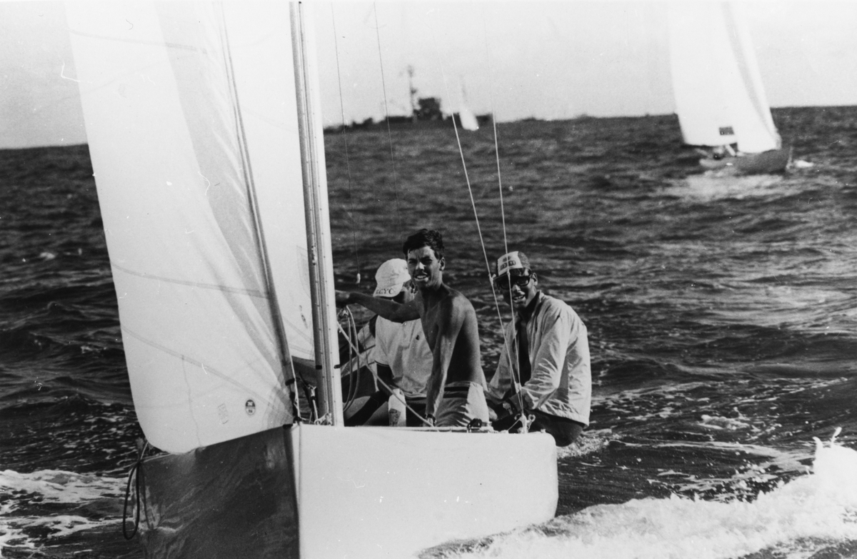Bröderna Sundelin (fr v t h Jörgen [skymd], Ulf och Peter) i SWE-051 WASA IV under olympiska seglingarna utanför Acapulco i oktober 1968. WASA IV senare till Schweiz som SUI-095, sjönk 1974 på Bodensjön.