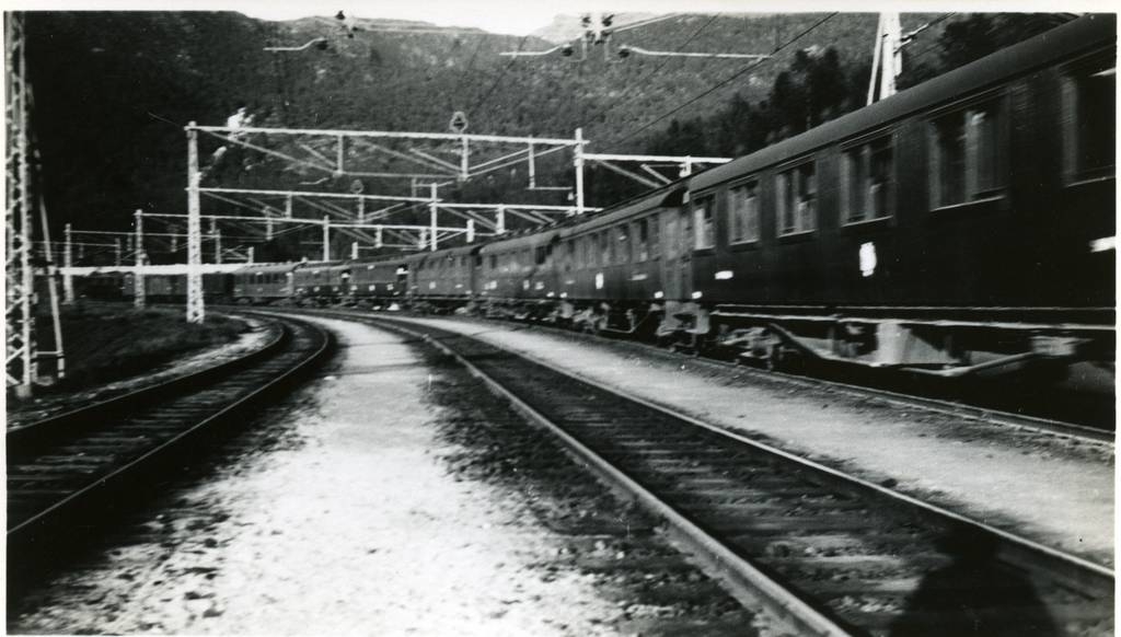 Narvik stasjon utkjørspor mot øst. Toget kjører i spor 2.  Toget er et turisttog som ble kalt "Toghemmet". Turistene bodde i toget under hele reisen.