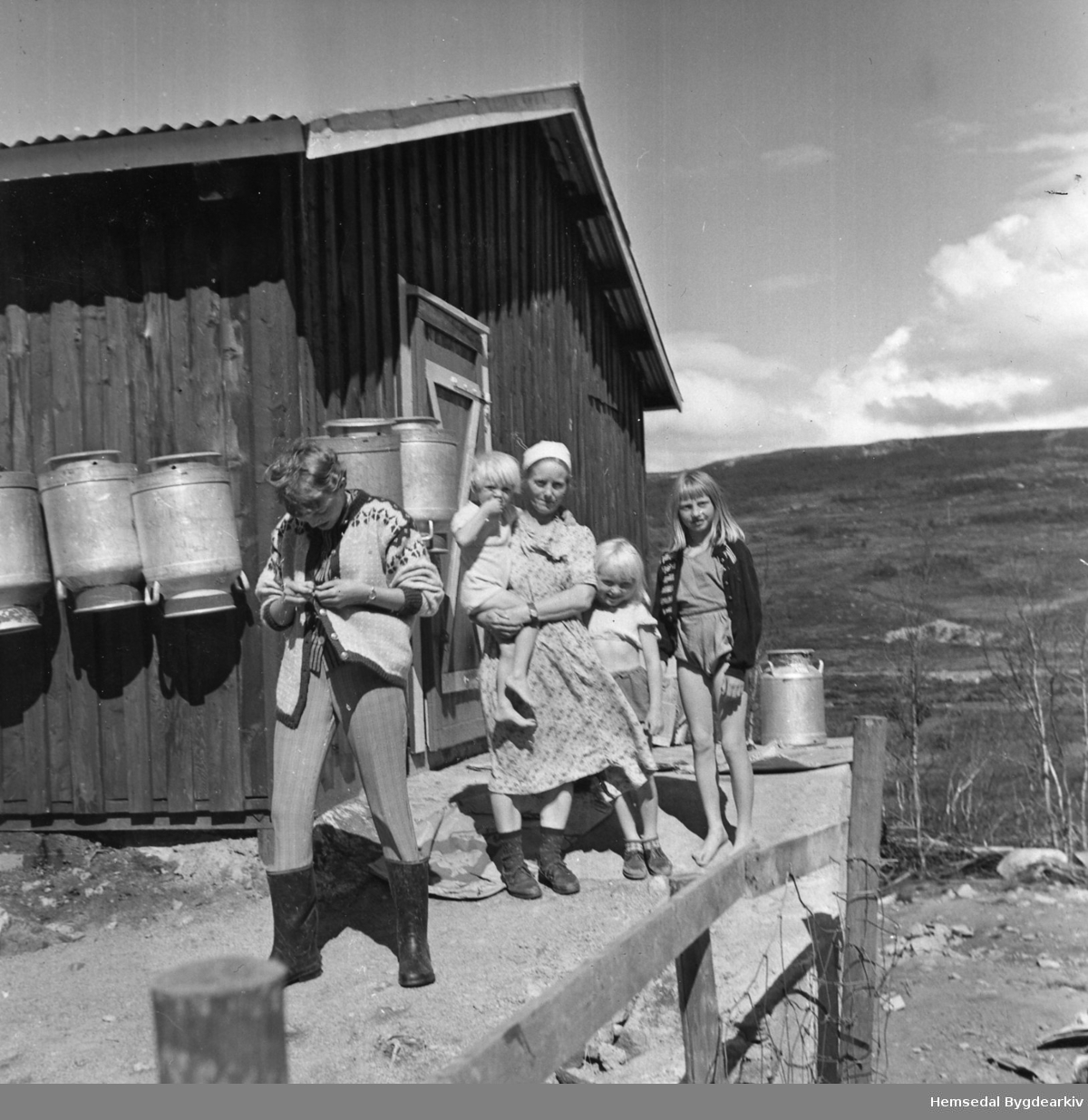 På Geitestølen ved Bjøberg i Hemsedal, 1964 eller 1965.
Frå venstre: Ukjend, Maria Dalene med  Solveig, fødd 1962, på armen, Herbjørg, fødd 1960, og Lise, fødd 1955