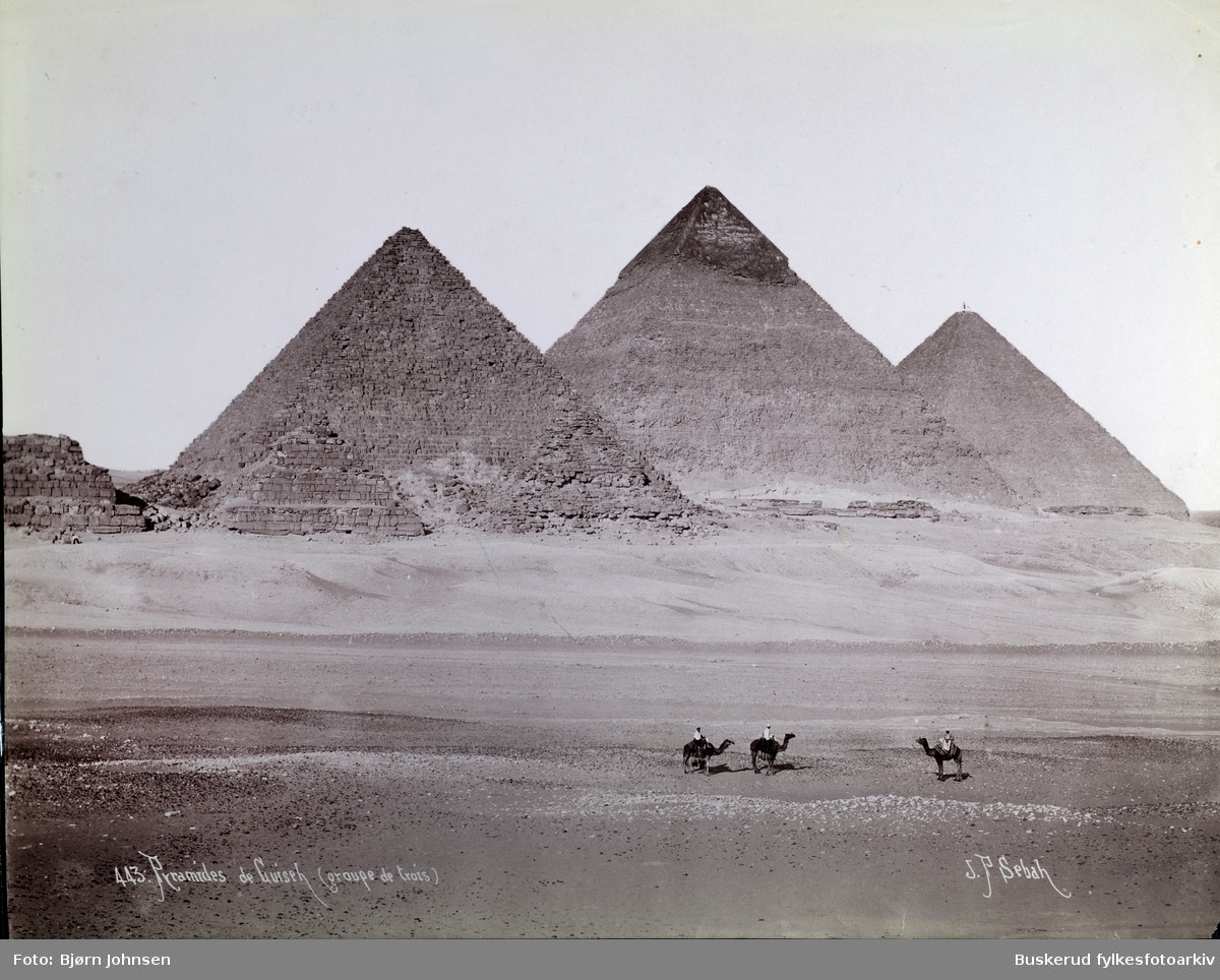 Pyramidekomplekset ved Giza. Fra venstre til høyre, de tre største er Menkaurapyramiden, Khafrepyramiden, og den store Kheopspyramiden. De tre mindre pyramidene i forgrunnen er tilleggsstrukturer tilknyttet Menkaurapyramiden