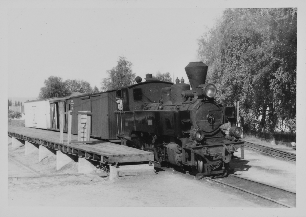 Skifting med damplokomotiv 7 Prydz på rampesporet på Sørumsand stasjon. Kongsvingerbanens spor nærmest til venstre.
