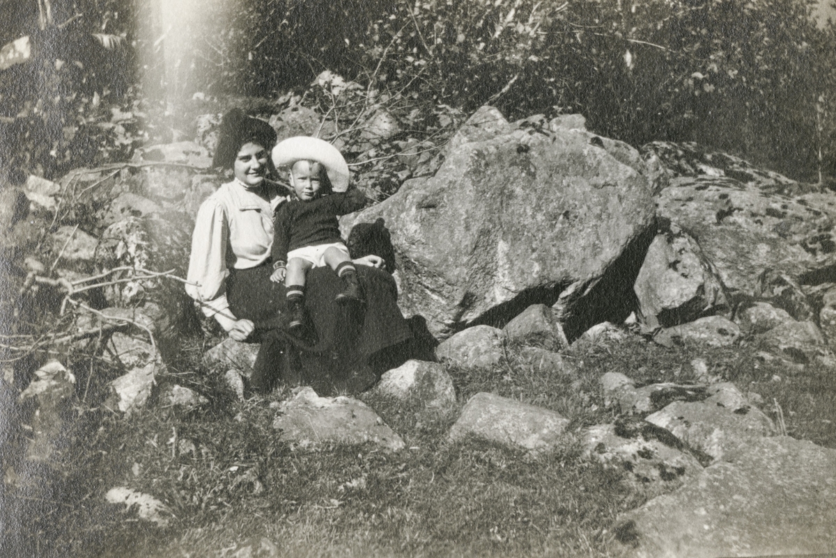 Leonie Petersson og sonen Klaus på søndagstur i terrenget.