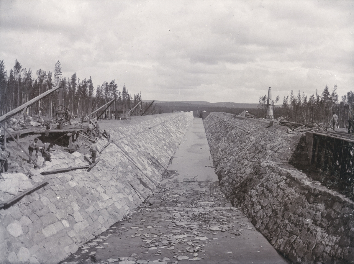 Alby kraftverk under bygging. Regulering av Ljungan. 