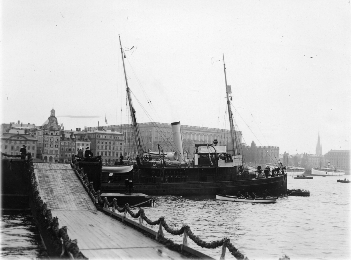 HMS Svensksund med Vitöfynden vid pontonbryggan vid Skeppsholmen