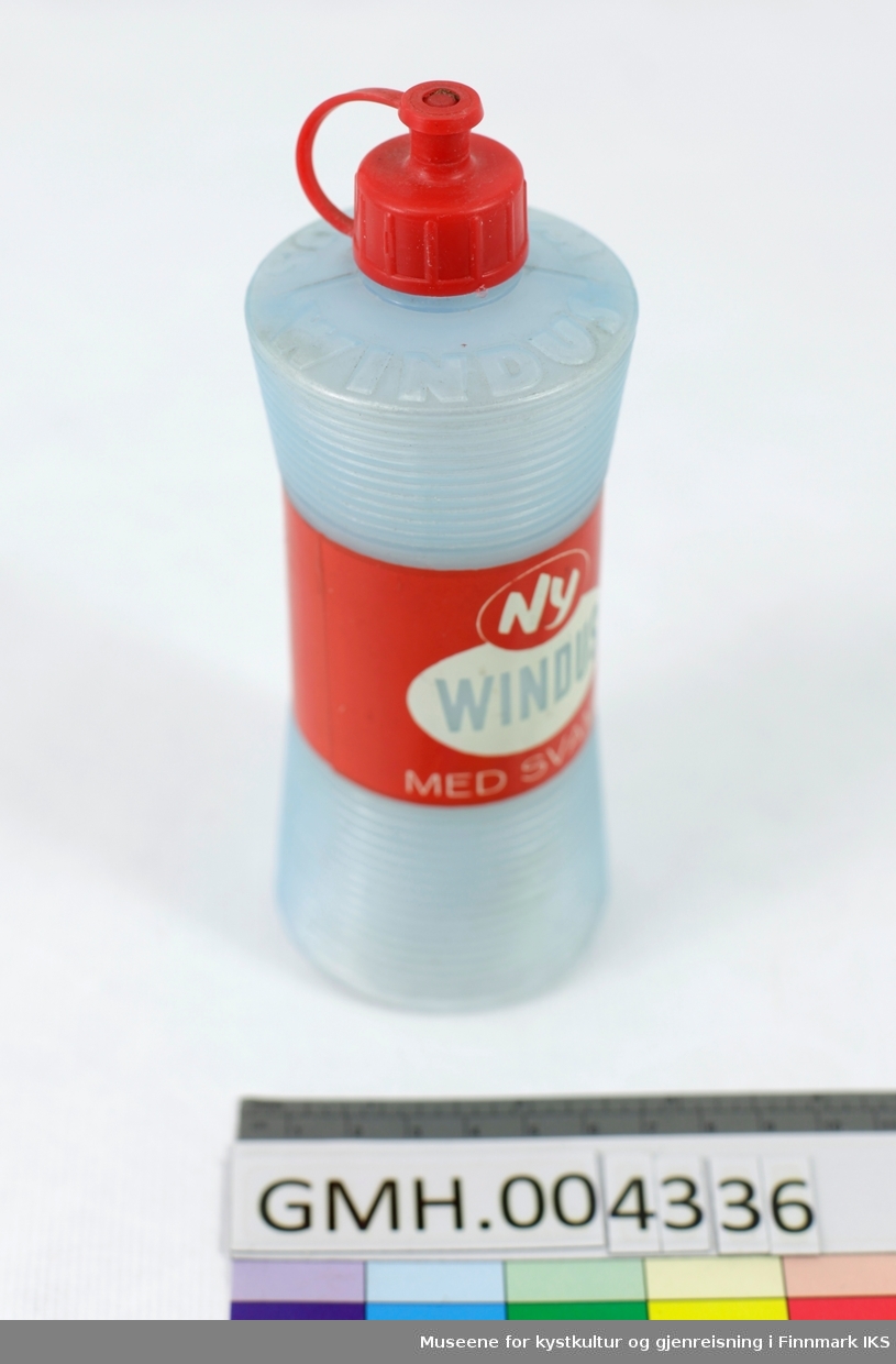 Den fleksible flasken av halvgjennomsiktig, lyseblå plast har en sylindrisk grunnform, men er litt smalere i midten. Der er produktinformasjonen påtrykt i rødt og hvit. Produktnavnet er gjennomsiktig både på frem- og baksida. Nedenfor og overfor påtrykket har flasken  horisontale riller. På oversiden av flasken er produktnavnet utpreget som relieff. Den røde korken er skrudd på flasken og har et lite lokk som sitter på spruteåpninga. Det er litt av rengjøringsmiddelet, et hvit pulver, igjen i flasken.