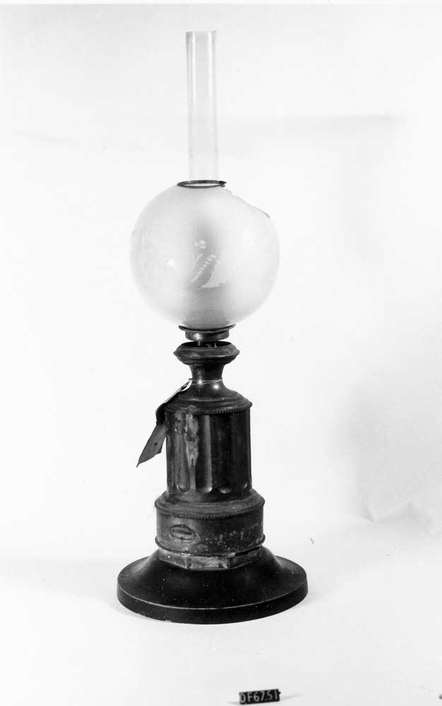 Parafinlampe med fot av tre og blikk. Kuppel av matt krystall, med slipt dekor.