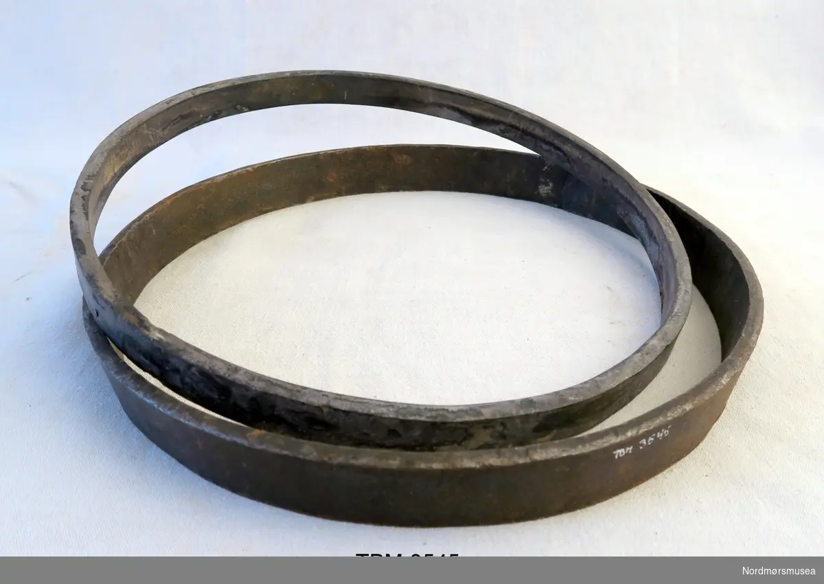 To jernband brukt for å holde tønna sammen før påsetting av tønneband.