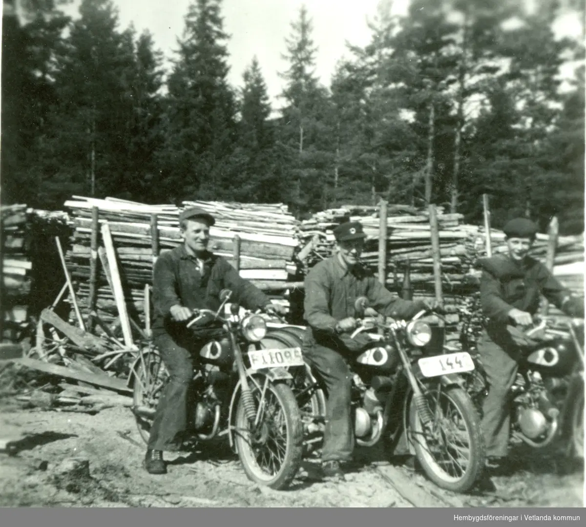 Sågverksarbetare på sina motorcyklar. På bulden Folke Bohlin, Elan