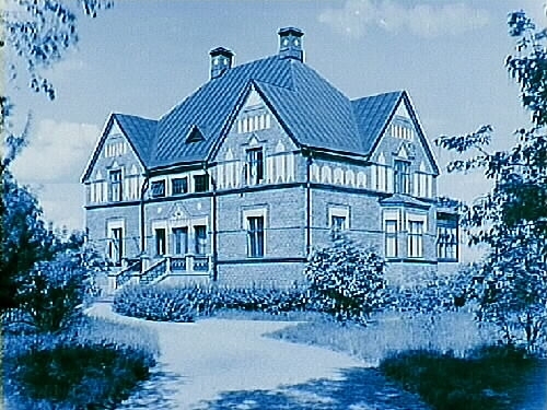 Längbro Prästgård, tvåvånings tegelbyggnad med glasad veranda, tre fronthuvar och burspråk.
Beställningsnr: 133.
