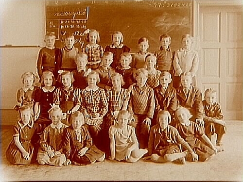 Vasaskolan, klassrumsinteriör, 26 skolbarn med lärarinna fröken Ebba Hansson, klass 2, sal 7.