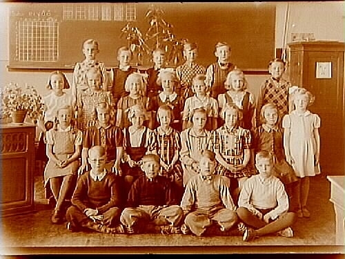 Vasaskolan, klassrumsinteriör, 24 skolbarn med lärarinna fröken Ella Jansson, klass 2, sal 3.