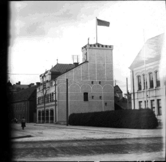 Fabriksgatan mot norr från Rudbecksgatan. Byggnaden i mitten är gamla brandstationen. Till höger skymtar Rudbeckiusskolan (finns ej längre).

Beställare: Larsson och Stenberg, Örebro.