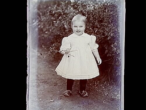 En flicka. Märta Lindskog, 1 år och 9 månader.
Sam Lindskogs privata bilder.