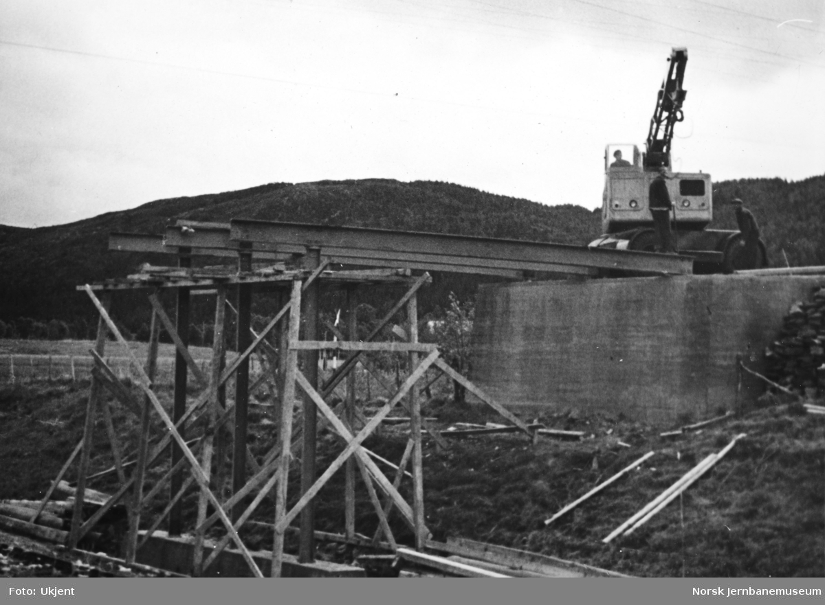 Anlegget Mosjøen-Mo i Rana : bygging av overgangsbru for riksveg i Holandsvika, pel 1306