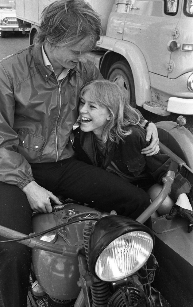 Motorcyklar 30 april 1968

En motorcyklist lägger armen om kvinnan som sittter i sidovagnen, och bakom dem åker det en lastbil och en bil.