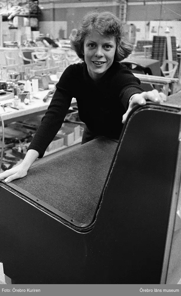 Klaessons Möbler 6 december 1975.
Kvinnan på bilden heter Monica Gustavsson. När bilden togs hette hon Windahl. Monica var möbelsnickare på Klaessons möbelfabrik, vilket var en sensation pga att hon var kvinna.