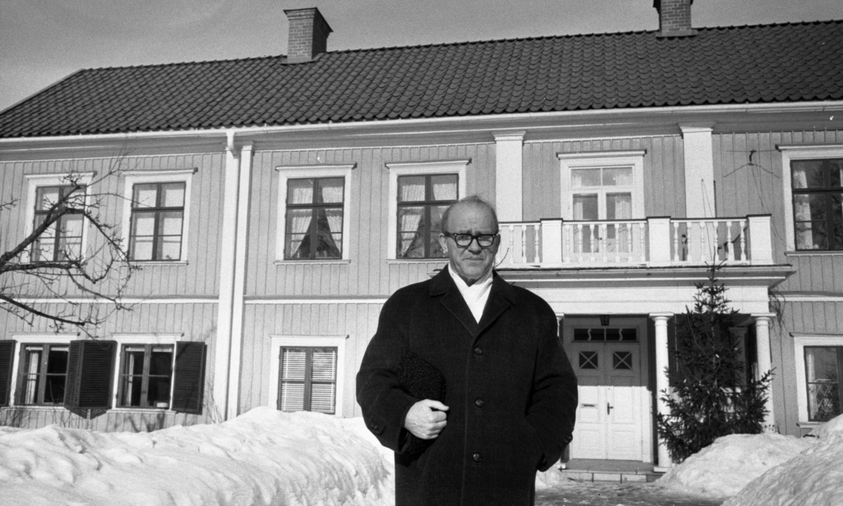 Landgren kommunnummer 8 mars 1967.

Kyrkans kontraktprost Enar Landgren i rock och vit halsduk står framför prästgården.