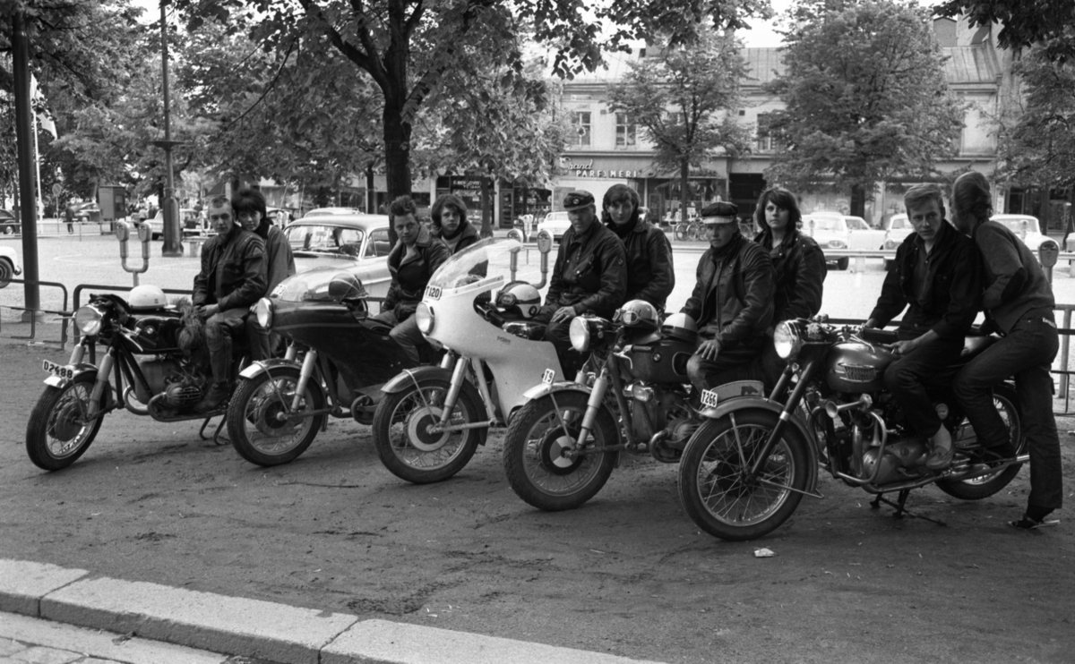 Knuttar och spättor 22 juni 1965. Tio stycken ungdomar med motorcyklar ...