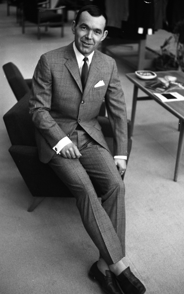 Andersson Gustavsson mode 23 april 1966

En manlig fotomodell visar kläder. Han är klädd i kostym, skjorta, slips och skor. Han sitter på armstödet till en fåtölj. Bakom honom syns bord och stolar.