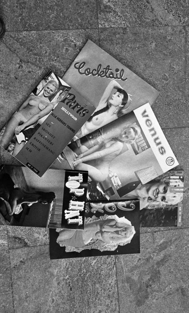 orubricerad, 10 maj 1966Sex stycken porrtidningar med nakna flickor på omslagen. Tidningarna heter: Paris, Cocktail, Venus, Top Hat, Joker och PinUp. På tidningsomslaget till Paris står det: "Hollywood, Alla Herrars Tidning, Sex, Skönhet, Pikanteri, Raffinemang, Erotik m.m."