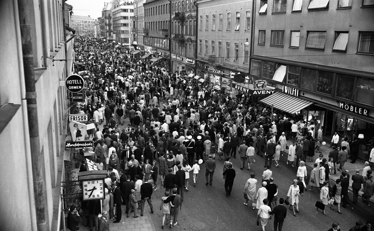 Marknadsafton 16 juni 1967

En bild på centrala staden Örebro under en marknadsafton. Det är fullt av folk på gatan och man ser affärer och byggnader runtomkring.