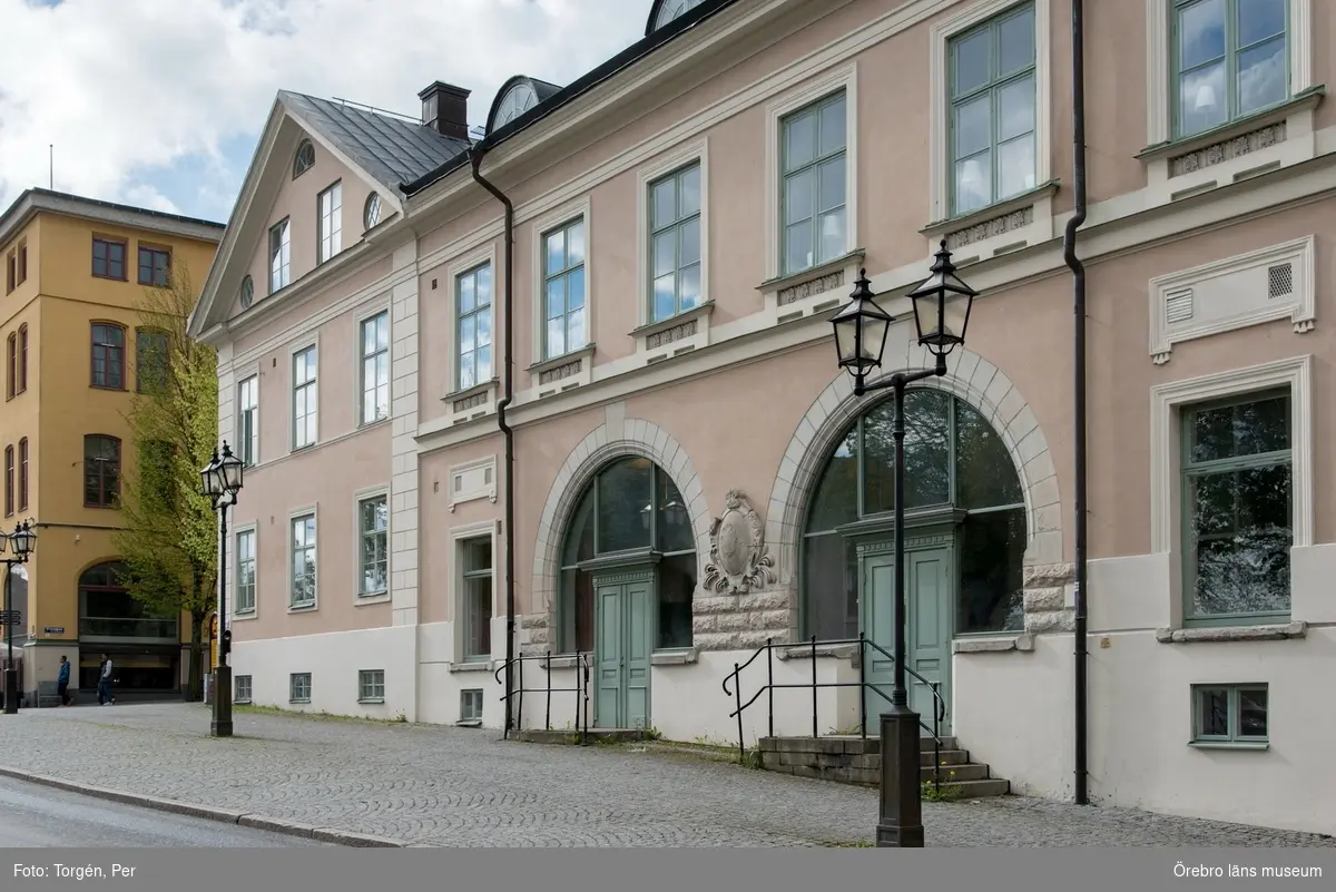 Fenixhuset, Södra Strandgatan 2 (korsningen med Drottninggatan) och Stora Hotellet, Drottninggatagan 1.