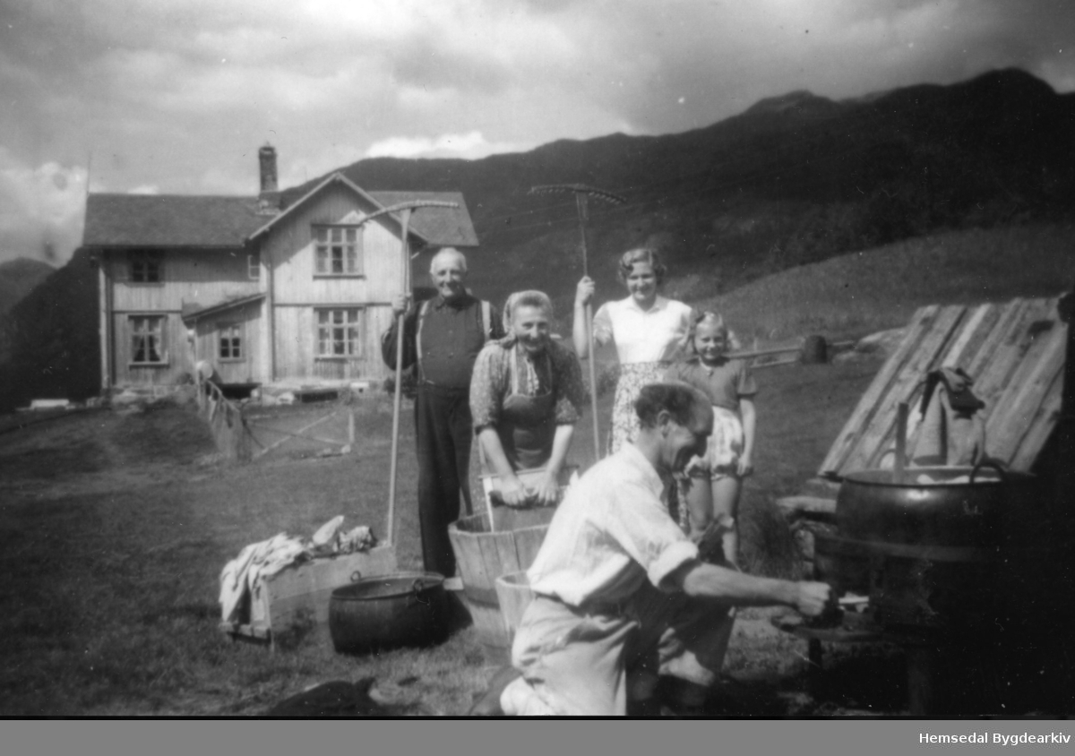 Klesvask og høyonn
Bak frå venstre: Otto Sletten, fødd 1872; Birgit Sletten, fødd Rese 1881, Magnhild Wøllo, fødd 1933; Borgny Sletten.
Fremst: Halvor Wøllo, fødd 1902.