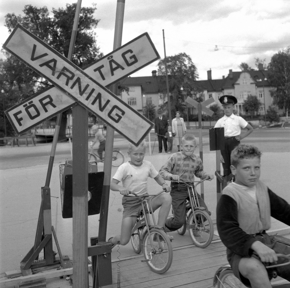 Trafikskola för barn. Juli 1956.
Bilden är tagen bakom Länsmuseet, med Hamnbron i bakgrunden.